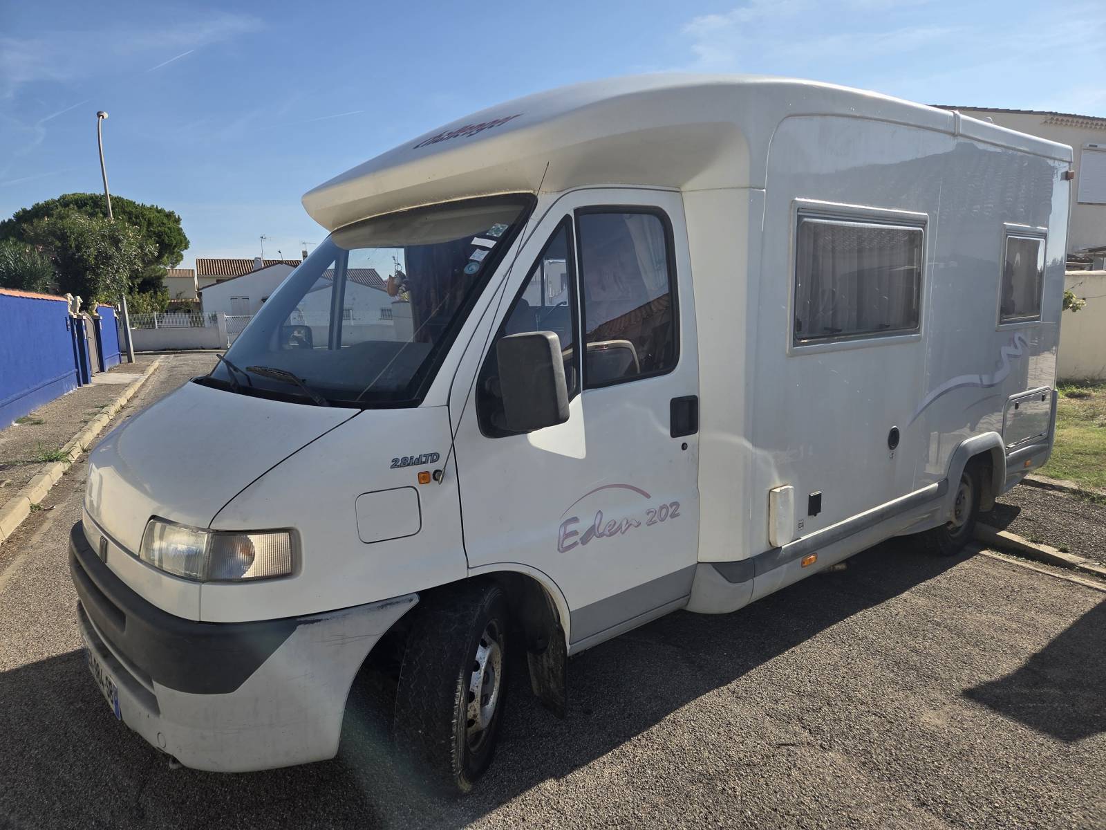Vente d'un camping car d'occasion CHALLENGER Eden 202- Fiat Ducato 2,8l 130 ch- 5 places CG- Lit à la française et lit dinette visible à Arles ( Salin de Giraud ) Bouches-du-Rhône