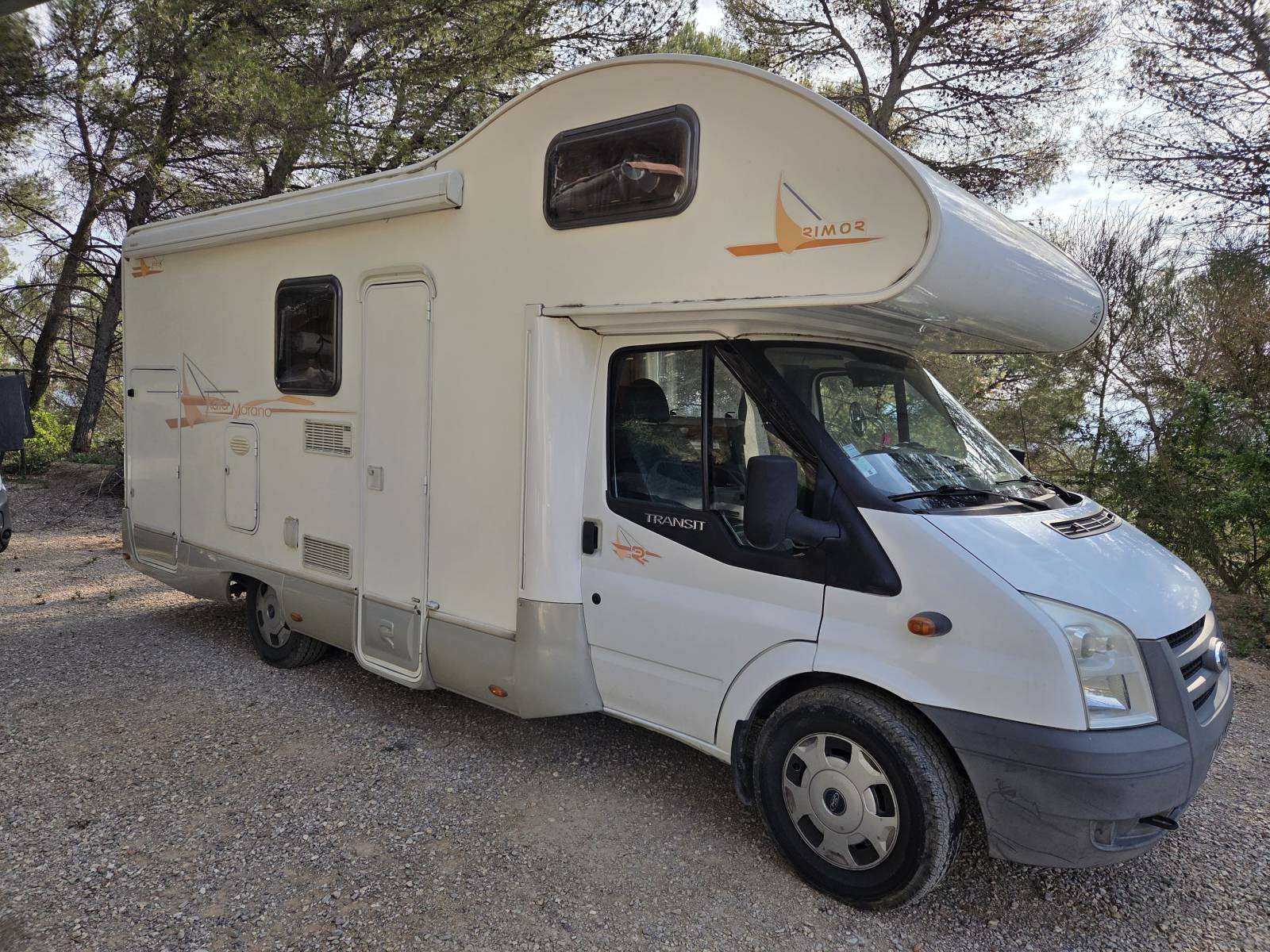 Vente d'un camping car d'occasion Capucine RIMOR Katamarano 8- Ford 2,2l 130ch- 5 places CG- Lit transversal sur soute visible à Le Puy Ste Réparade région PACA