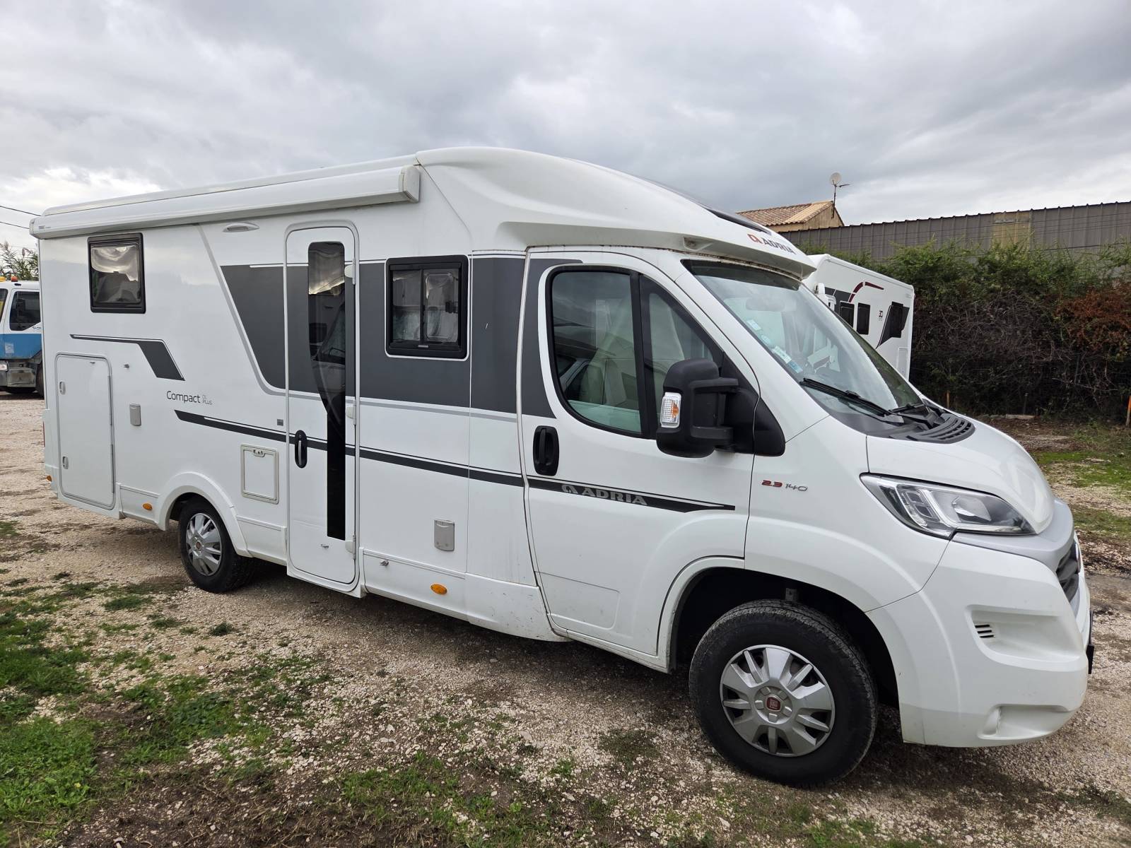 Vente d'un camping car d'occasion ADRIA COMPACT DL PLUS- Fiat Ducato 2,3l 140ch- 1ere main- 4 places CG- Lits jumeaux visible à Chateauneuf- les- Martigues région PACA