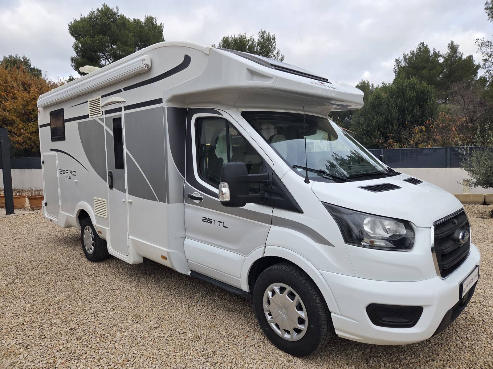 Vente d'un camping car d'occasion ROLLER TEAM 261 TL Zéfiro Plus- Ford 2,0l 170ch-Première main- 4 places CG- Lit central et lit pavillon visible à Aubagne dans les Bouches-du-Rhône