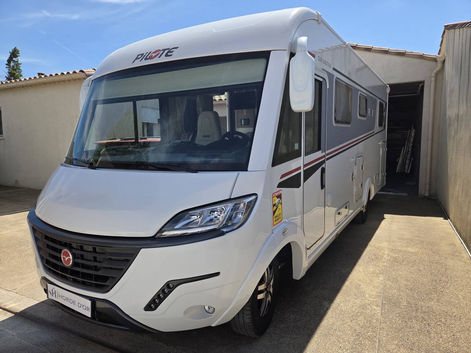 Vente d'un camping car d'occasion PILOTE G 741 C ÉMOTION - Fiat Ducato 2,3l 180ch- PL- Châssis Al-ko-  Première main- Lit central et lit pavillon visible à Châteaurenard en région PACA