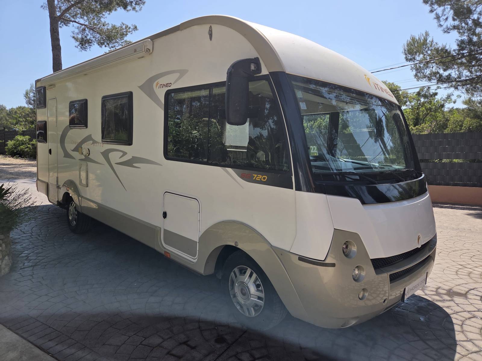 Vente d'un camping car d'occasion ITINEO SB 720- Fiat Ducato 2,3l 130ch- 6 places CG- Lits superposés , pavillon et dinette visible à Lançon de Provence dans les Bouches-du-Rhône