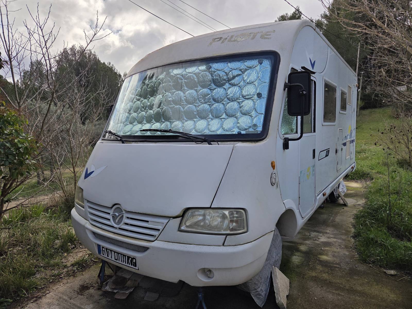 Vente d'un camping car d'occasion PILOTE GALAXY 40 - Citroën Jumper 2,8l HDI 130ch- 4 places CG - Lit pavillon et lit dinette visible à Velaux dans les Bouches-du-Rhône