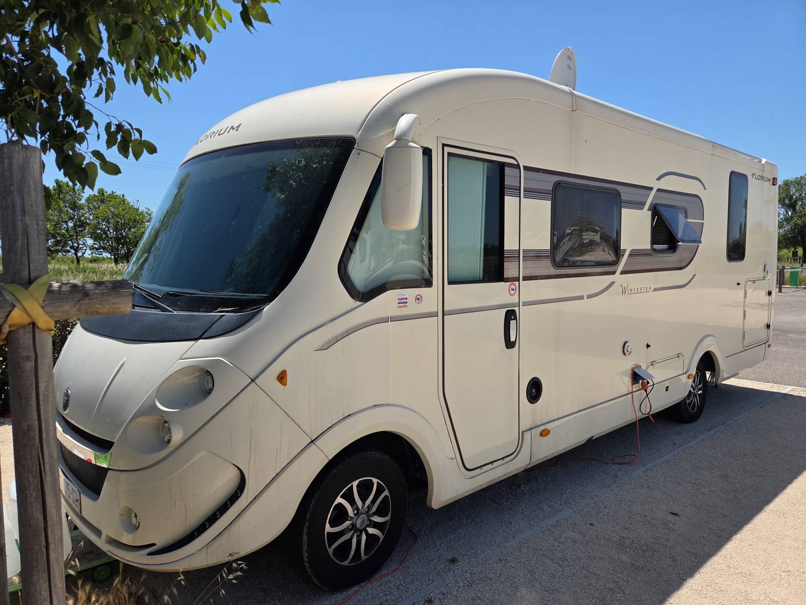 Vente d'un camping car d'occasion FLORIUM WINCESTER 74 LMS- Fiat Ducato 2,3l 150ch- Châssis Al-ko- Lit central et lit pavillon visible à Port st Louis région PACA